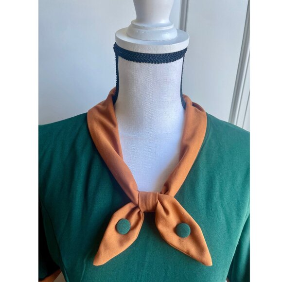 Vintage-Inspired Emerald Green Dress with Contrasting Trim - Picture 5 of 8